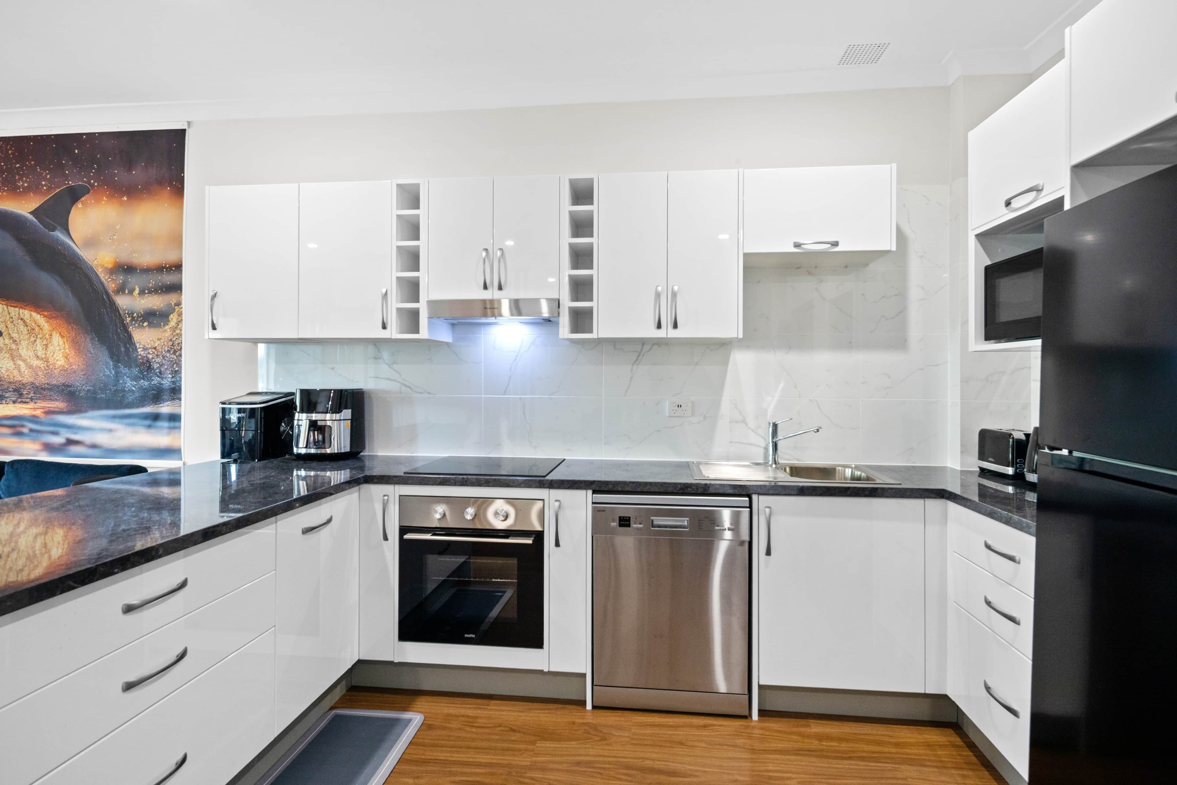 ثلاجة، ميكروويف، فرن، موقد طهي مسطح