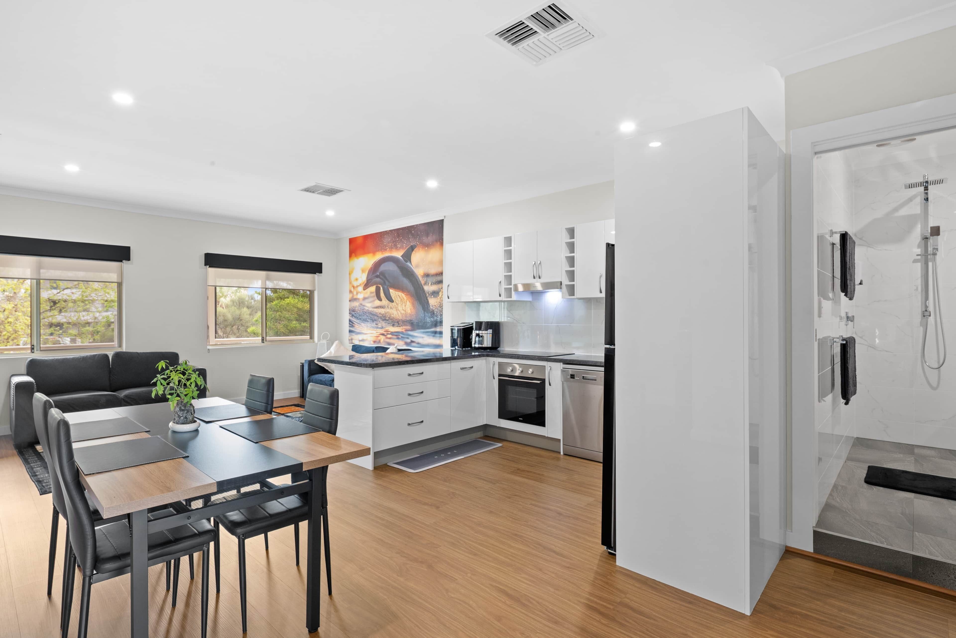 ثلاجة، ميكروويف، فرن، موقد طهي مسطح