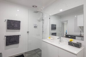 Dusche, Haartrockner, Handtücher, Seife