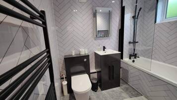 Combined shower/tub, deep soaking tub, towels