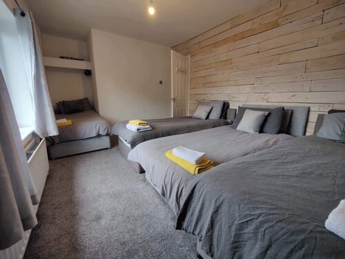 3 Bed House - Sleeps 7 - Garden - Parking - Wifi