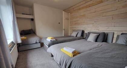 3 Bed House - Sleeps 7 - Garden - Parking - Wifi