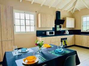 Kjøleskap, mikrobølgeovn, ovn og oppvaskmaskin