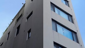 Un edificio de varios pisos con grandes ventanales y fachada plana.