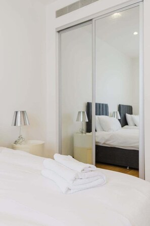 2 多间卧室、熨斗/熨衣板、上网接入、床单