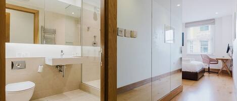 Douche, séchoir à cheveux, serviettes fournies