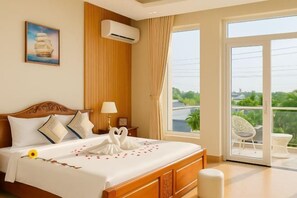Une chambre d’hôtel avec un lit, une fenêtre donnant sur un paysage agréable, un balcon et un appareil de climatisation.