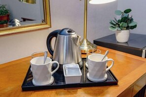 Cots/infant beds - Ortigas CBD Near Business & Shopping Hubs (Pasig)