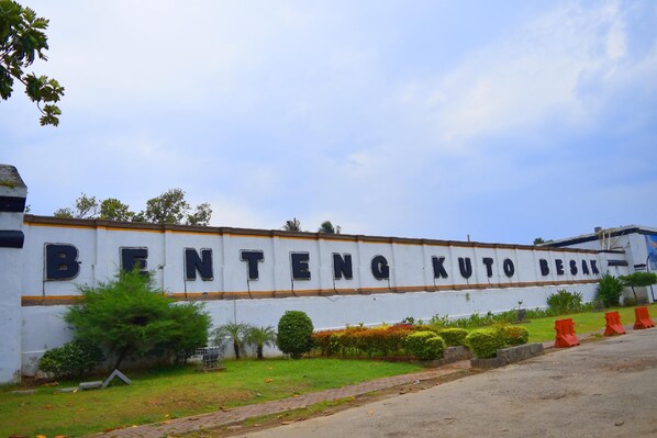 A white wall with the text 'BENTENG KUTO BESAK' in black letters.