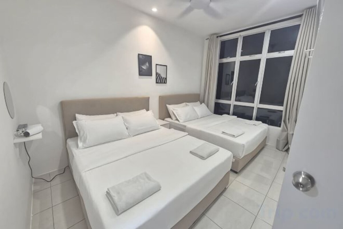 Business Queen Room