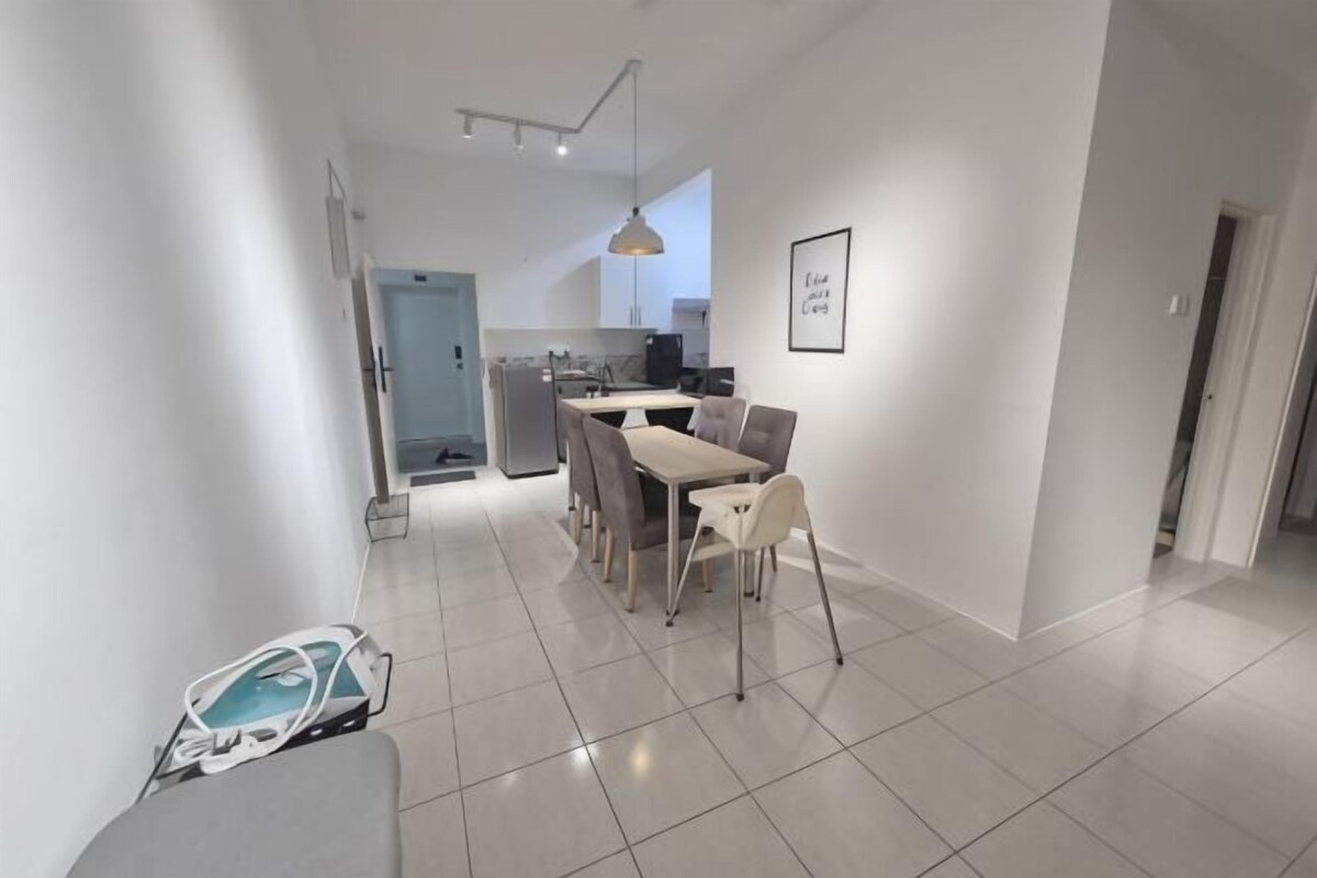 Una cocina moderna con comedor, refrigerador y una silla.
