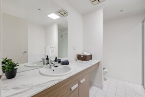 Apartment | Bathroom | Bathtub, hair dryer, towels, soap