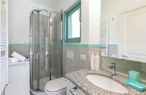 Apartemen, 2 kamar tidur, pemandangan laut terbatas | Kamar mandi | Pengering rambut, kloset, handuk, dan sabun