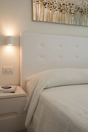 Departamento, 2 habitaciones, vista parcial al mar | Tabla de planchar con plancha, cunas, wifi gratis y ropa de cama 