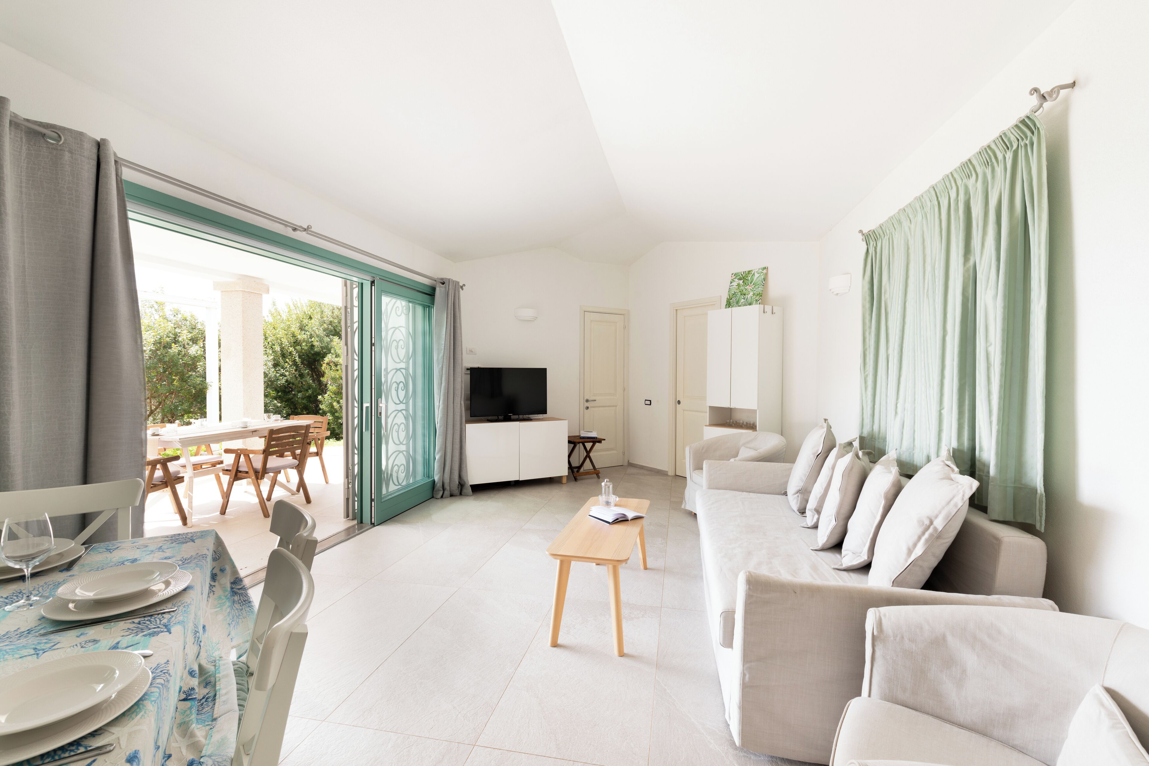 Appartement, 2 slaapkamers, gedeeltelijk uitzicht op zee | Woonruimte | Een 30-inch televisie met satellietzenders