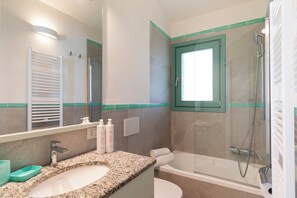 Apartment, 2 Schlafzimmer, eingeschränkter Meerblick | Badezimmer | Haartrockner, Bidet, Handtücher, Seife