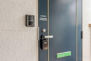 Unclassified image, 4 of 6, button - ARIGATO room No.3/3 (Tokyo)