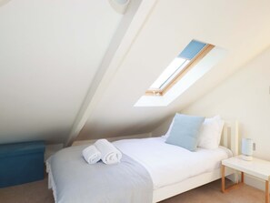 2 Schlafzimmer, individuell dekoriert, individuell eingerichtet
