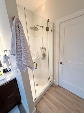 Dusche, Haartrockner, Handtücher, Seife
