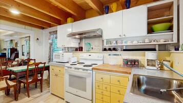 Een koelkast, een magnetron, een oven, een kookplaat