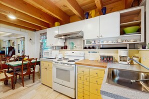 冷蔵庫、電子レンジ、オーブン、コンロ