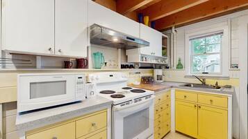 Een koelkast, een magnetron, een oven, een kookplaat