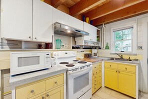 冷蔵庫、電子レンジ、オーブン、コンロ