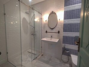 Dusche, Handtücher, Seife, Shampoo
