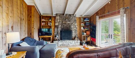 TV, caminetto, lettore DVD