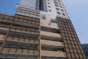A modern high-rise building with multiple balconies and large windows. - Ipoh Tambun Lost World Sunway Onsen EasyU (Ulu Kinta)