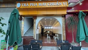 Un restaurant doté d’une terrasse et d’une entrée abritée.