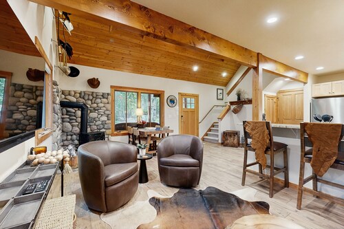 Big Fork rustic loft cabin with forest views, WiFi, 5 miles to Flathead Lake
