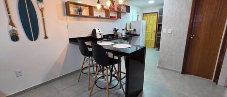 Casa | Cuina privada | Frigorífic gran, microones i placa de cuina