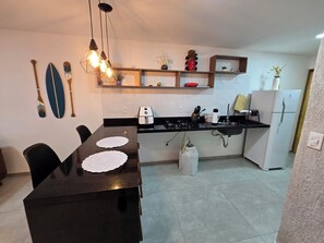 Rumah | Dapur pribadi | Lemari es besar, microwave, kompor, dan peralatan masak/sendok-piring