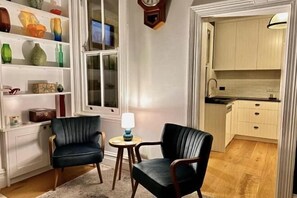 Cribs/infant beds - Millers Point Home Harbourside (Millers Point)