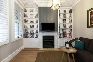 Cribs/infant beds - Millers Point Home Harbourside (Millers Point)