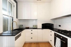 Private kitchen - Millers Point Home Harbourside (Millers Point)