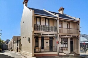 Unclassified image, 3 of 13, button - Millers Point Home Harbourside (Millers Point)