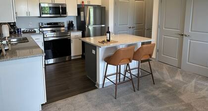 NEW The C-suite - Lux Dublin Apt w Home Office