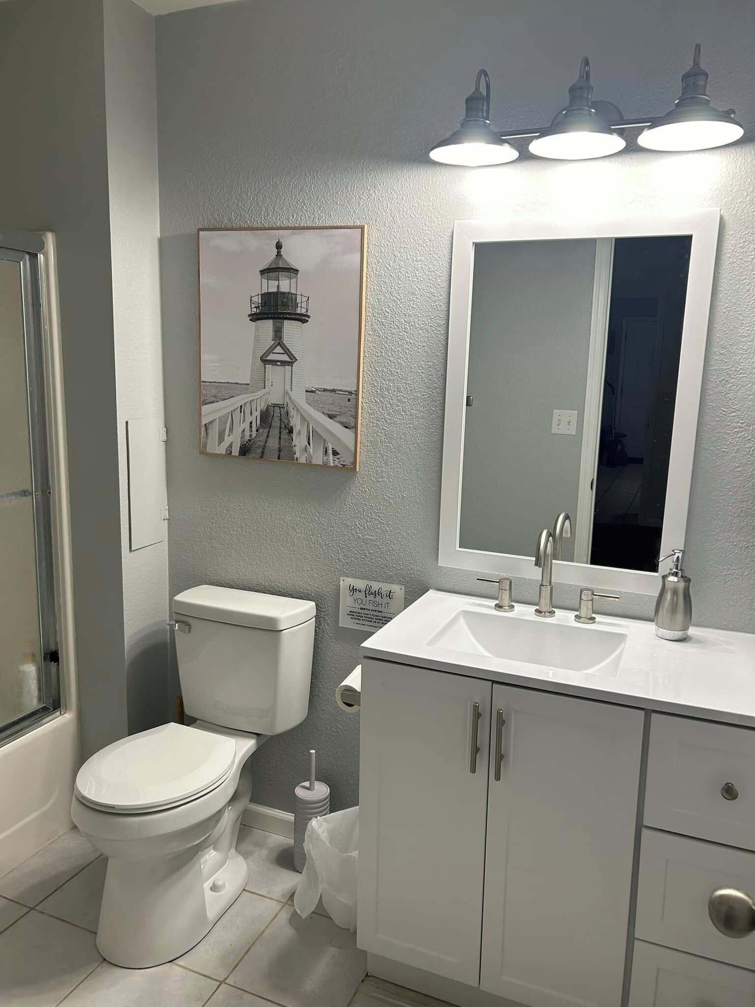 Sèche-cheveux, serviettes fournies, savon, shampoing