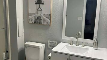 Sèche-cheveux, serviettes fournies, savon, shampoing