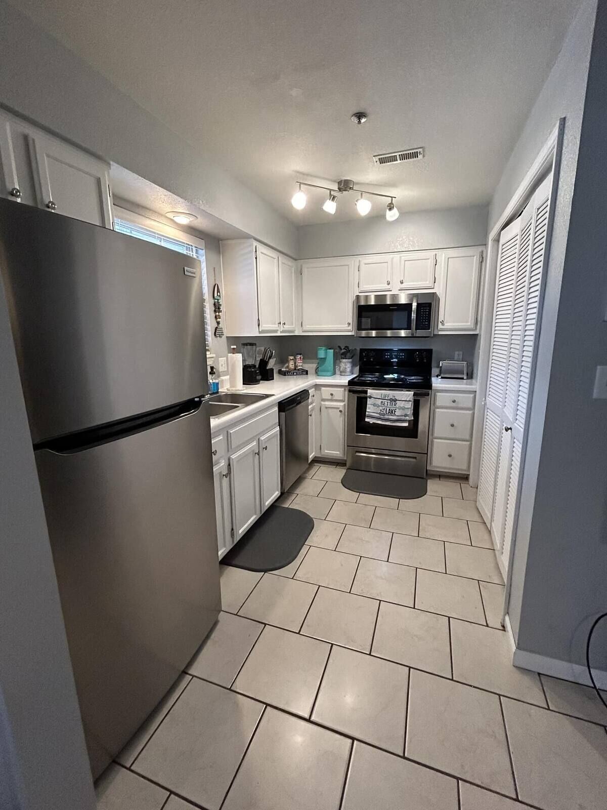 Küchenrolle, Esstisch