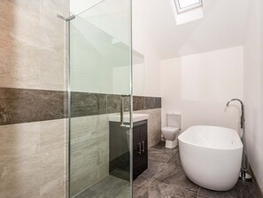 Dusch, hårtork, handdukar och tvål