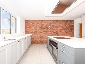 Mikroaaltouuni, uuni, liesi, astianpesukone