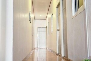 Un pasillo con puertas a ambos lados que conduce a habitaciones.