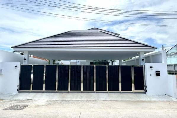 المنشأة من الخارج