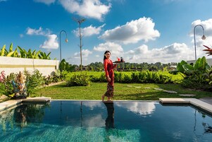 Una piscina al aire libre