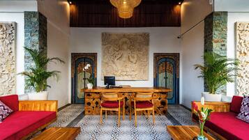 ฝ่ายต้อนรับ