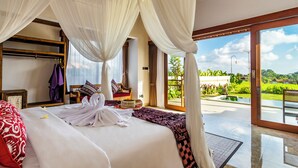 A spacious bedroom with a large bed, a view of a swimming pool, and a balcony. - Akshaya Resort Ubud by Dhananjaya Hospitality (Sebatu)