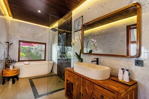 Separate bathtub and shower, free toiletries, hair dryer, bathrobes - Akshaya Resort Ubud by Dhananjaya Hospitality (Sebatu)